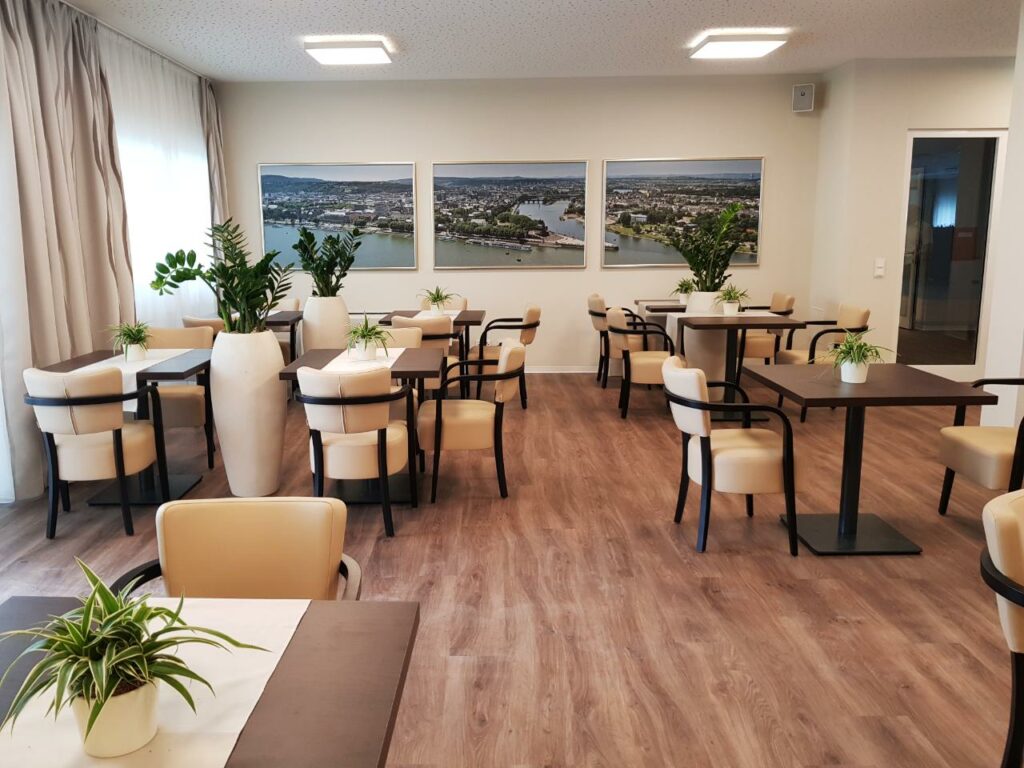 Die moderne Cafeteria des neuen KORIAN-Heims kann steht Bewohnern und Besuchern zur Verfügung.