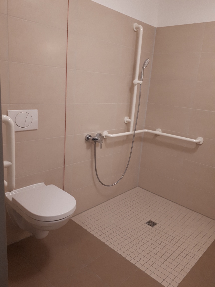 Bewohnerbad im Zimmer, mit ebenerdiger Dusche
