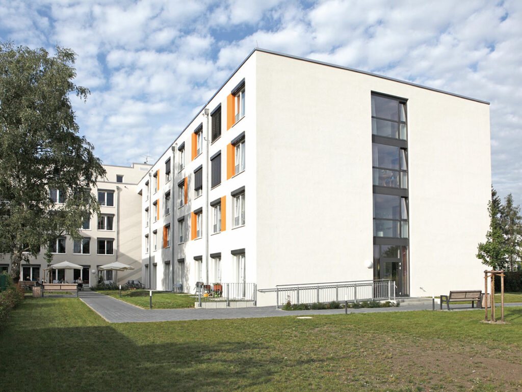 Außenansicht des Pflegeheims von Korian Haus Fontanehof in Berlin Ludwigsfelde