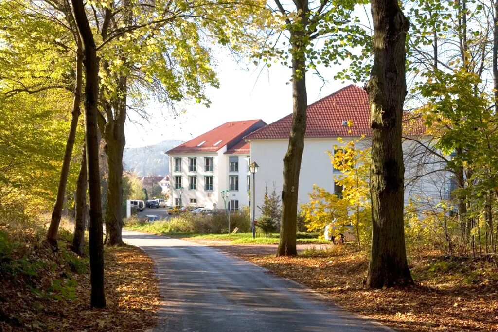 4063_Haus am Kurpark_Dahn_Gebäude_Wald_Straße