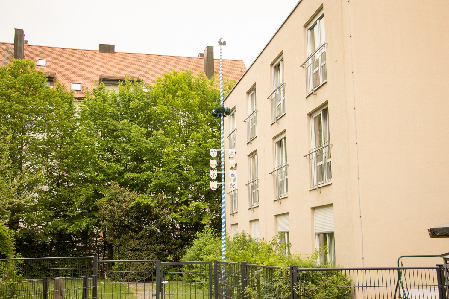 Haus mit Maibaum_web_neu