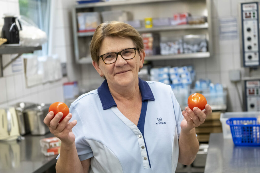 Korian_1030_Neuss_2022_Bernadette Sztucki_Mitarbeiterin Küche