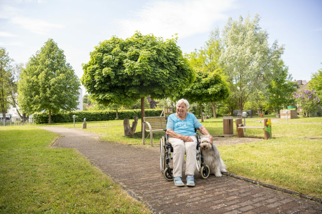 Korian_4003_Haus am grünen Weg Lollar_Bewohnerin_Hund_Garten