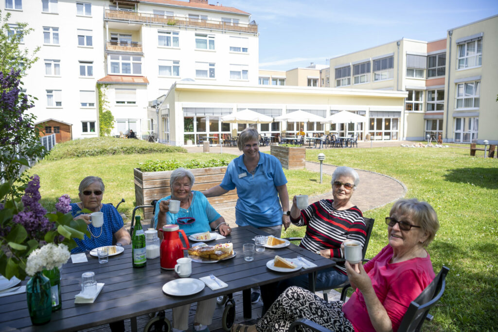 Korian_4003_Haus am grünen Weg Lollar_Garten_Bewohner_Essen