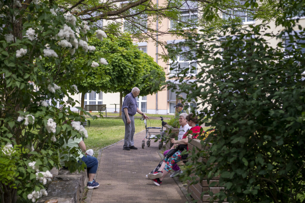 Korian_4003_Haus am grünen Weg Lollar_Garten_Weg_Bewohner