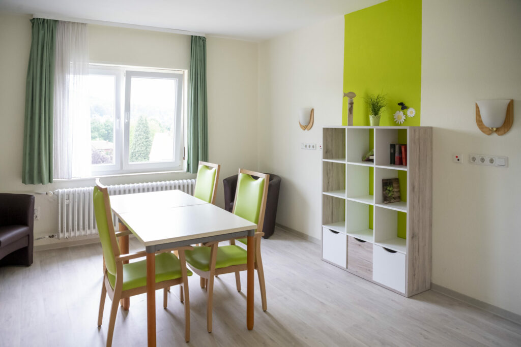 Korian_4003_Haus am grünen Weg Lollar_Zimmer_Tisch