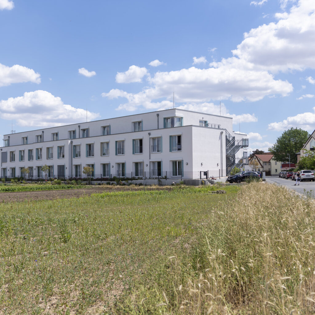 Aussenansicht des Pflegeheims Haus am Sennfelder See von Korian.