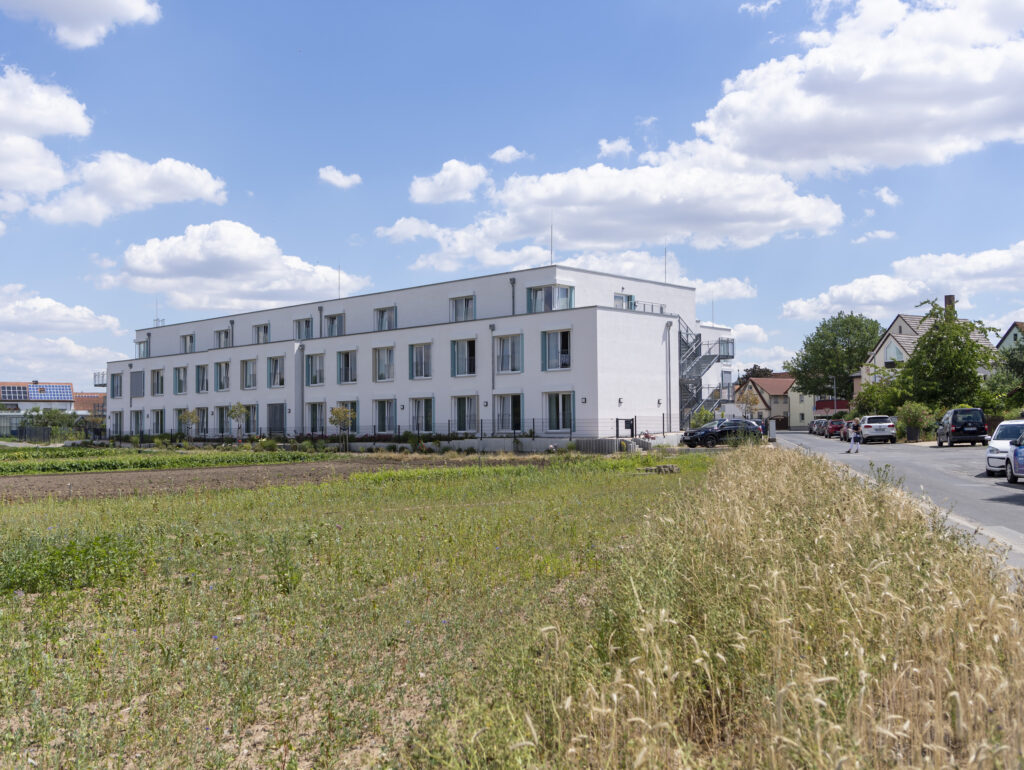 Aussenansicht des Pflegeheims Haus am Sennfelder See von Korian.