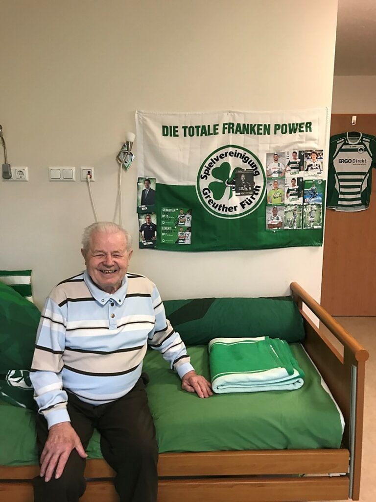 Johann Bieber lebt seine Leidenschaft für die SpVgg Greuther Fürth im Fürther Pflegeheim. 