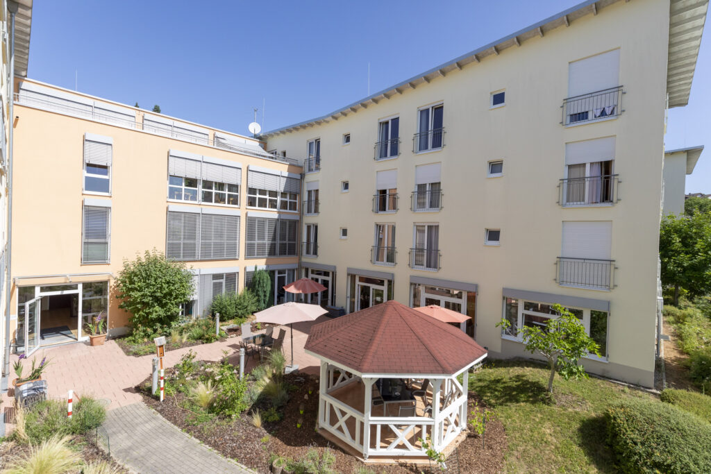 Seniorenheim Haus Schauinsland Dillweißenstein Pforzheim_Innenhof