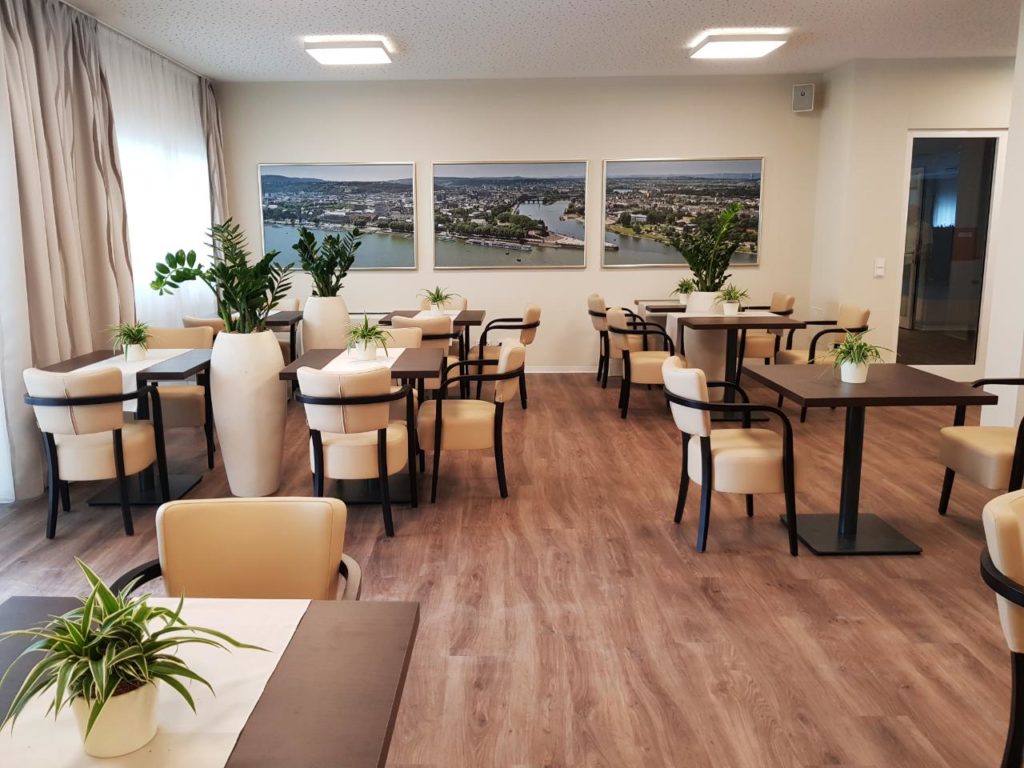 Eine großzügige Cafeteria mit Sonnenterrasse im Erdgeschoss steht den Bewohnern und Besuchern ebenfalls zur Verfügung.