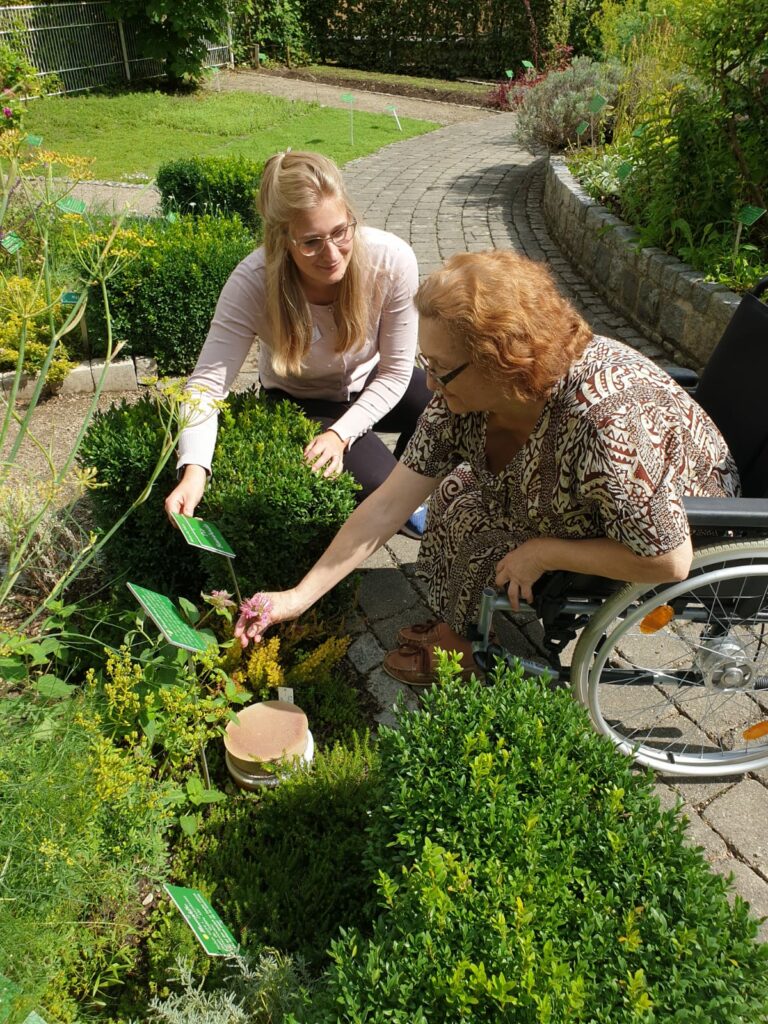 Die Bewohner erkunden gerne die verschiedenen Kräuter, die im Garten der Seniorenresidenz in Germering wachsen. 