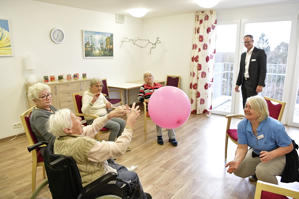 4018_Augustahof_Augsburg_Luftballon_Spiel_Gruppe