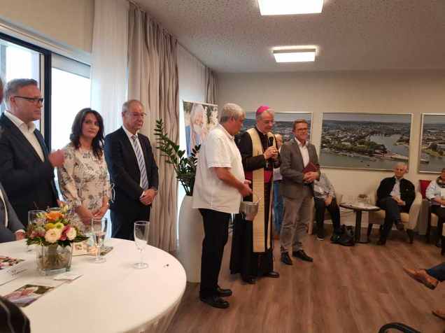 Weihbischof Jörg Michael Peters hält feierlich eine Rede auf der offiziellen Eröffnungsfeier des neuen Seniorenheims in Koblenz. 
