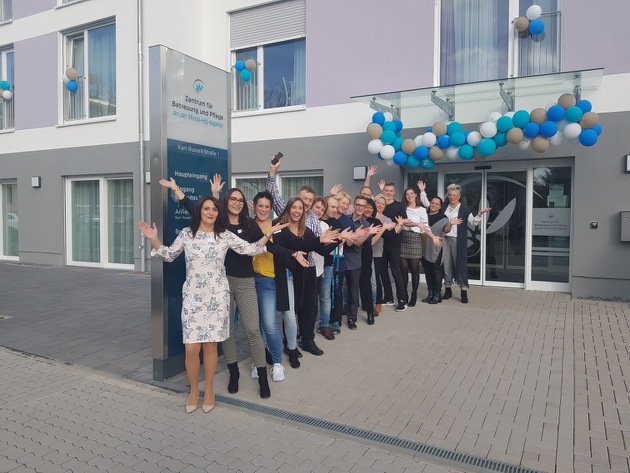 Einrichtungsleiterin Helena Singer und ihr Team bei der Eröffnungsfeier des KORIAN-Heims in Koblenz. 