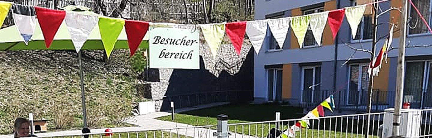 Ein kleiner Plausch mit Oma auf dem Parkplatz