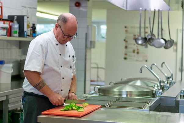 Thomas Müllenmeister bei der Arbeit als Küchenchef. 