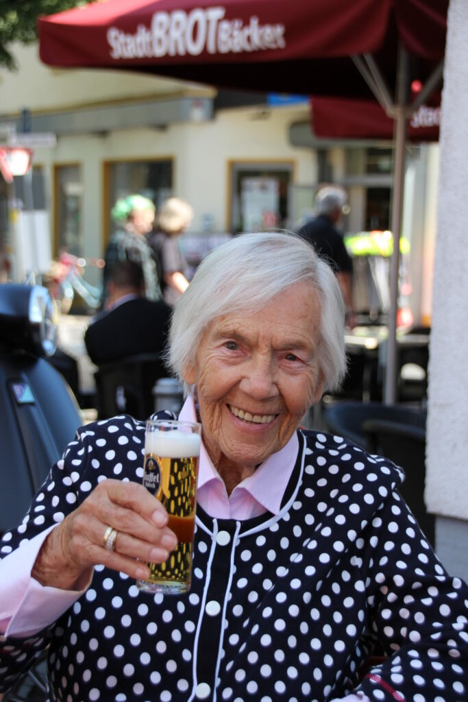 Korian_Curanum Hennef_Tag der 100Jaehrigen_Fr. Krischer m. Kölsch