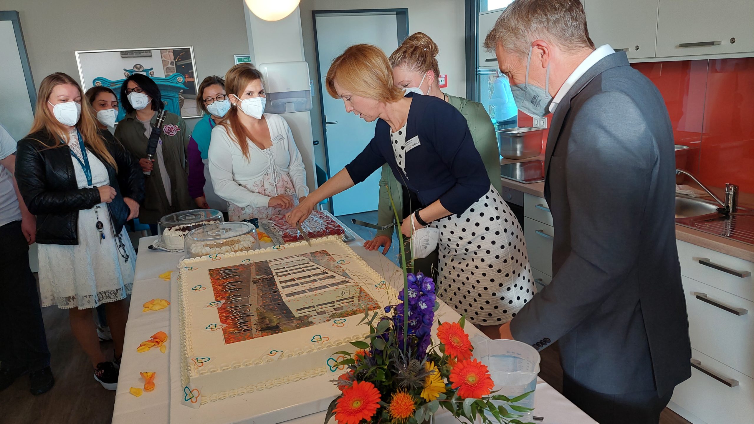 1146_An der Allee Idstein_Como-ER_Eröffnung_Fr. Mehanovic schneidet den Kuchen an