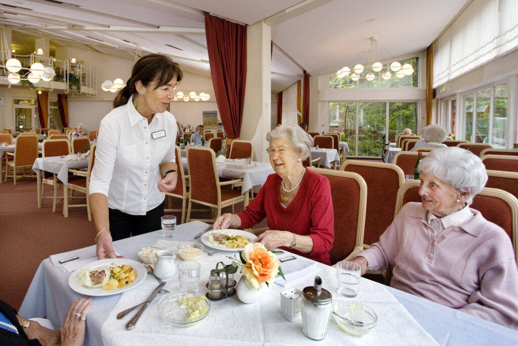 1076 Bewohnerinen im Restaurant