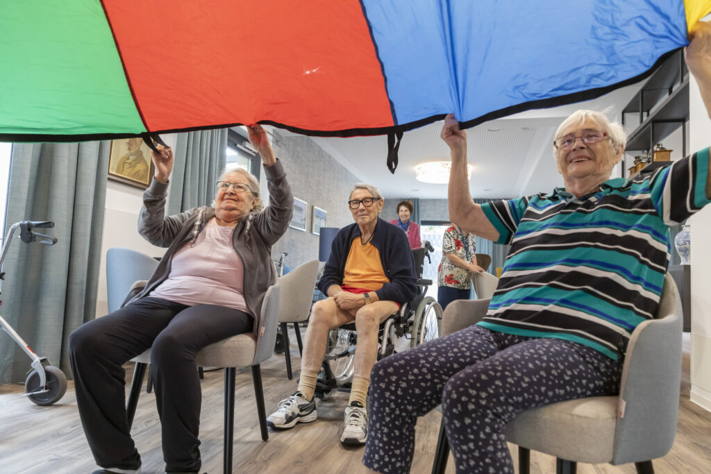 Zentrum für Betreuung und Pflege am Carree Riegelsberg – Pflegekraft bei Aktivierungsangebot mit Senior:innen