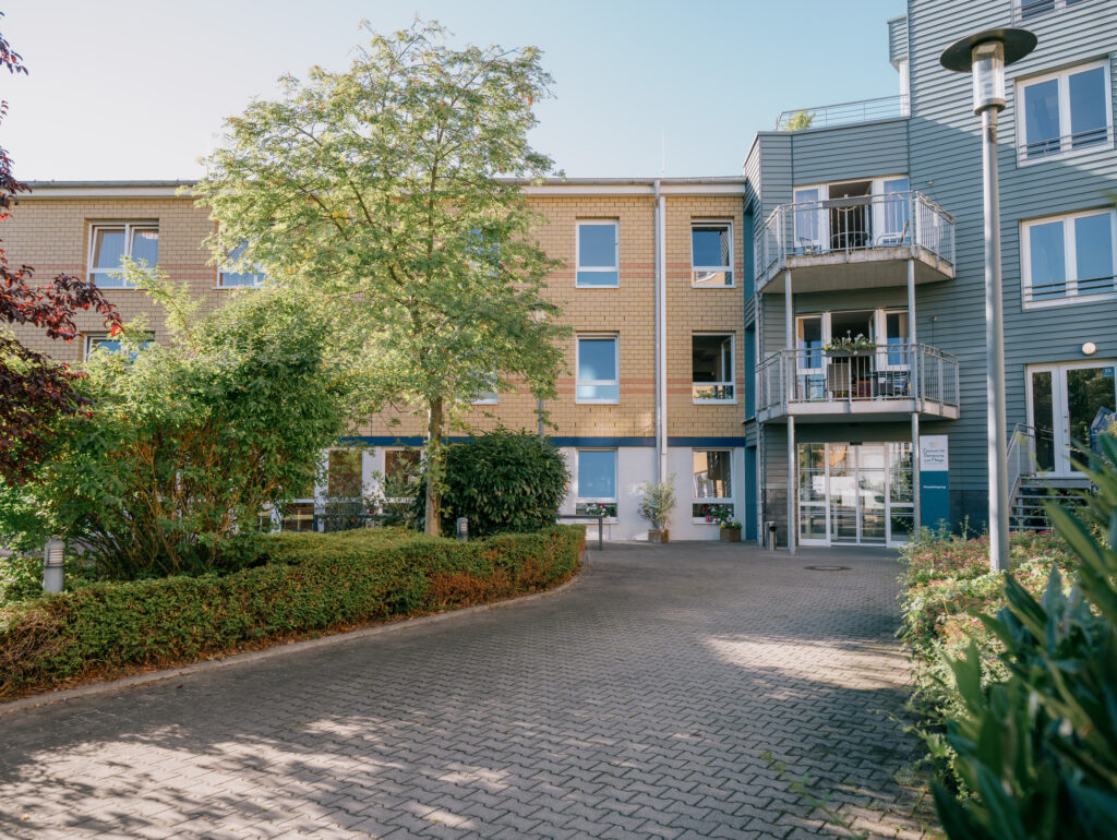 Außenansicht und Eingangsbereich des Betreuten Wohnens im Zentrum für Betreuung und Pflege Sonnengarten in Essen