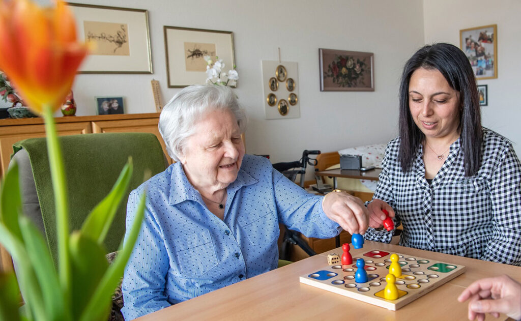 Demenz: Beschäftigungen und Spiele für Demenzkranke im Alltag