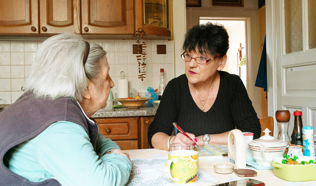 Diabetes_Ernährung_Stock_Seniorin_Angehörige