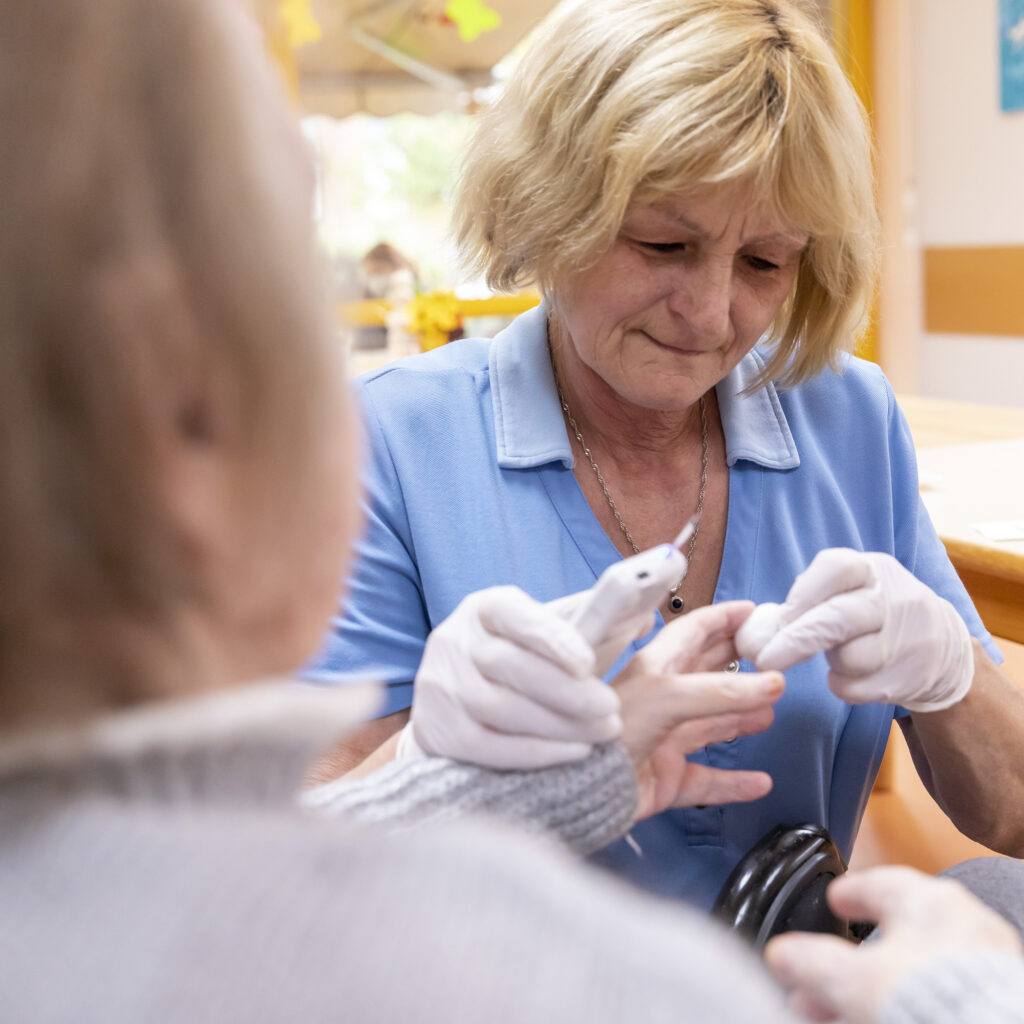 Pflege bei Diabetes – Tipps für pflegende Angehörige