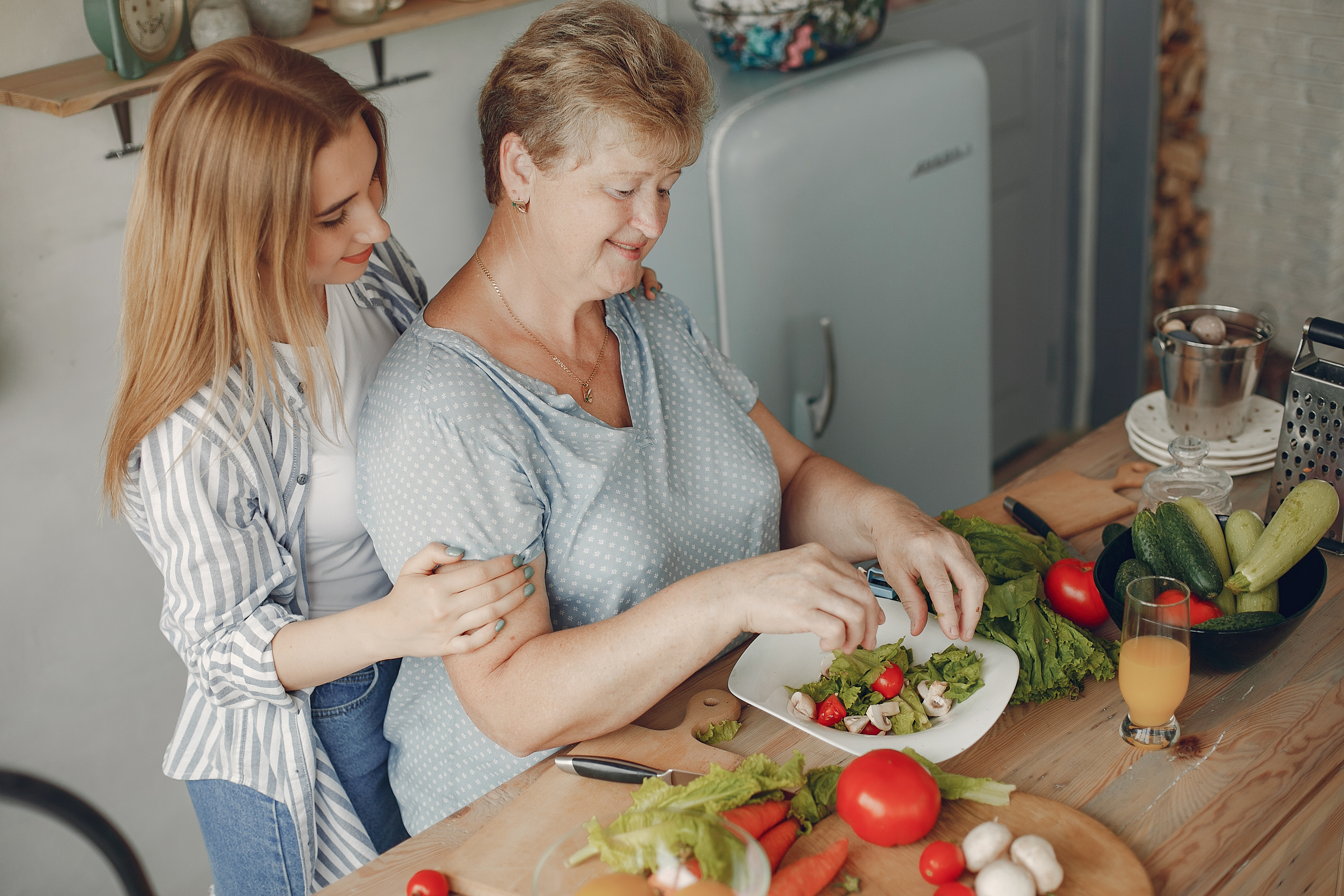 Ernährung bei Diabetes Typ 2_Tochter Mutter Küche kochen