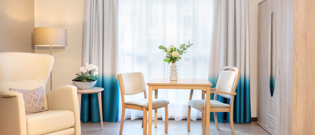 Unsere Zimmerkategorien - von Standard über Komfort bis Komfortplus Zimmer im Pflegeheim