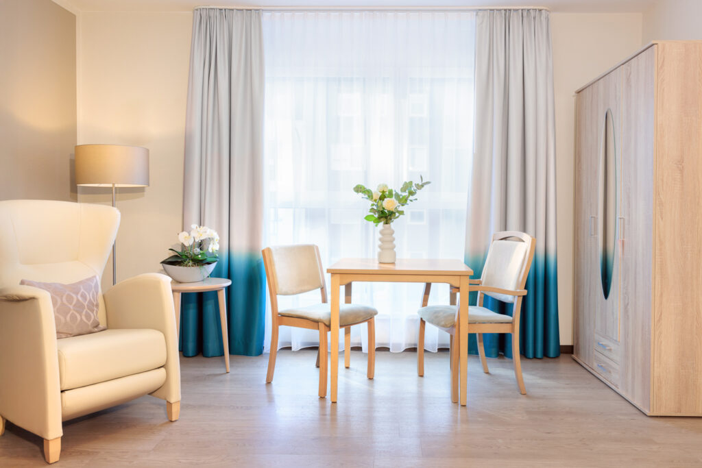 Unsere Zimmerkategorien - von Standard über Komfort bis Komfortplus Zimmer im Pflegeheim