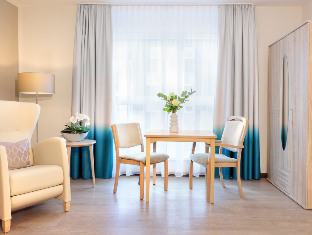 Unsere Zimmerkategorien - von Standard über Komfort bis Komfortplus Zimmer im Pflegeheim