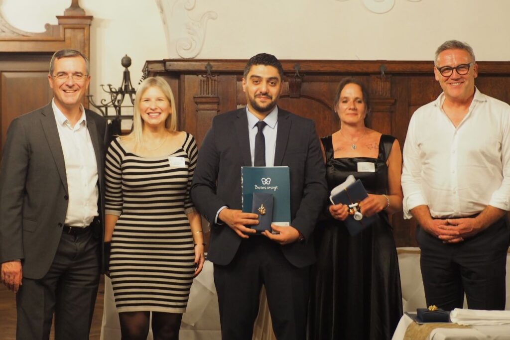 Korian Top Azubi Feier 2025_Gruppenbild_Azubis_Geschäftsführung_1