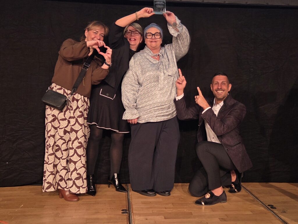 Auszeichnungsteam des Korian Haus am Kurpark in Dahn bei der Verleihung des rheinland-pfälzischen Pflegepreises 2025 für das innovative Versorgungsprojekt „Kinderbetreuung durch Senioren“