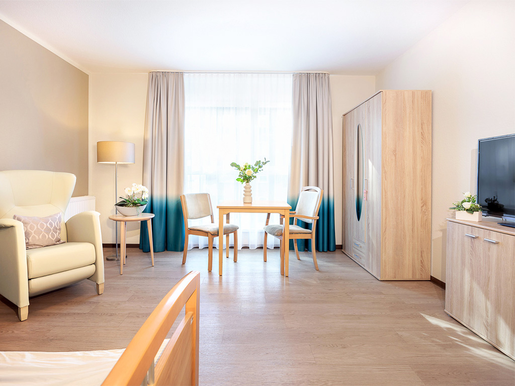 Korian_Pflegeheim_Zimmer_Zimmerkategorien_Komfortzimmer_Plus_4_3