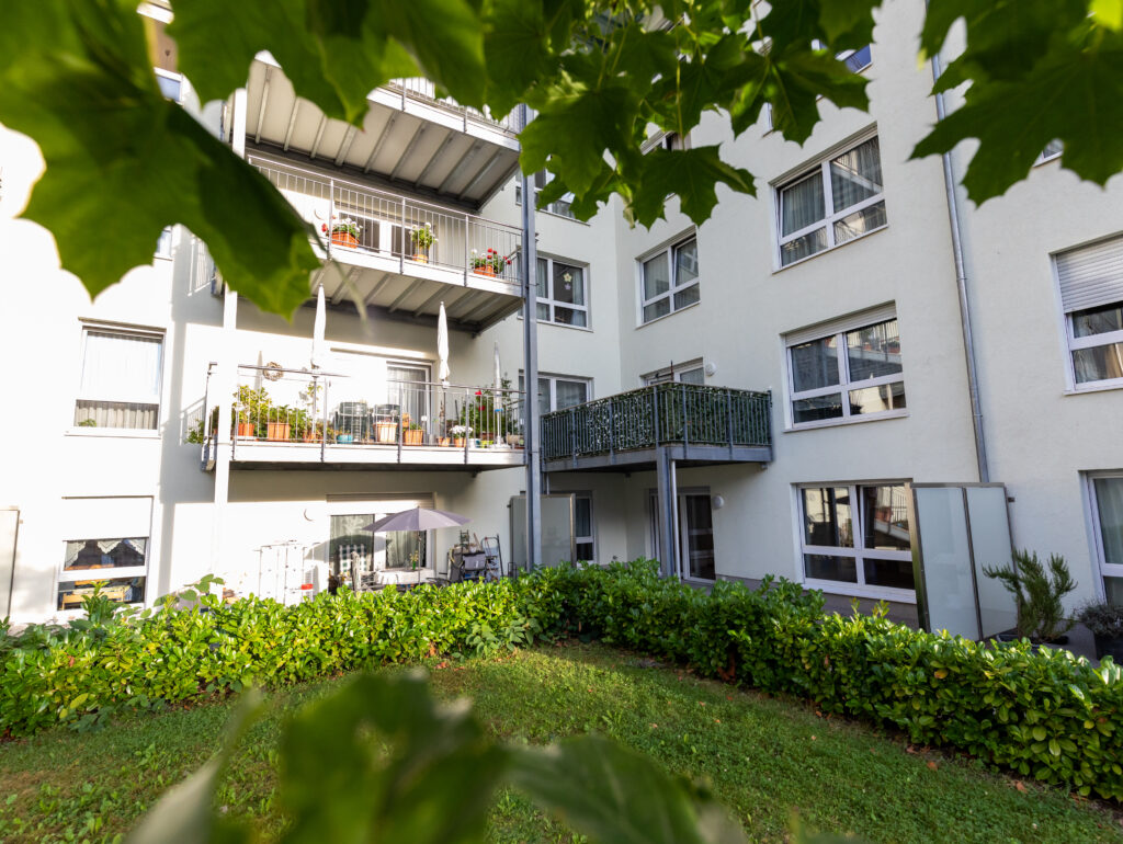 Außenansicht des Pflegeheims Korian Evergreen Neunkirchen in der Bahnhofstraße, zentrale Lage in der Innenstadt