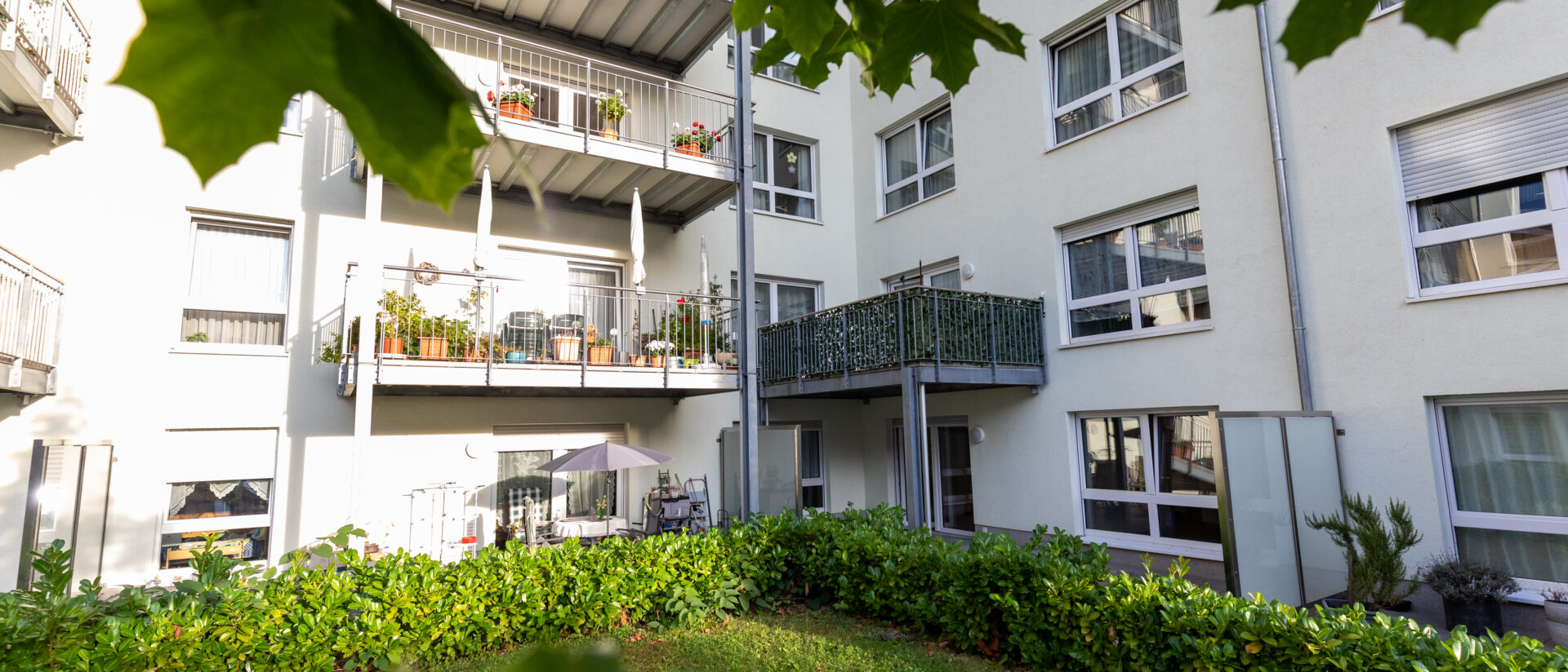 Außenansicht des Pflegeheims Korian Evergreen Neunkirchen in der Bahnhofstraße, zentrale Lage in der Innenstadt