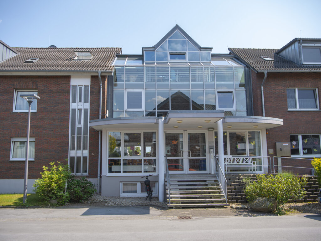 Außenansicht Pflegeheim Haus Amselhof Bad Waldliesborn bei Lippstadt mit Eingangsbereich