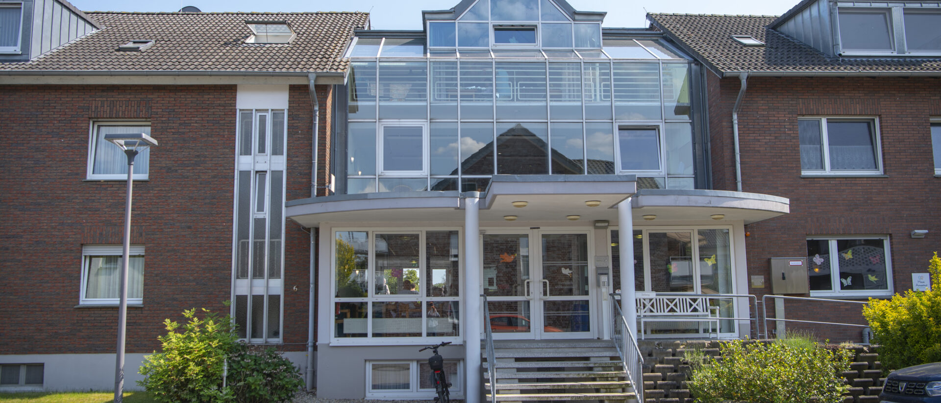 Außenansicht Pflegeheim Haus Amselhof Bad Waldliesborn bei Lippstadt mit Eingangsbereich