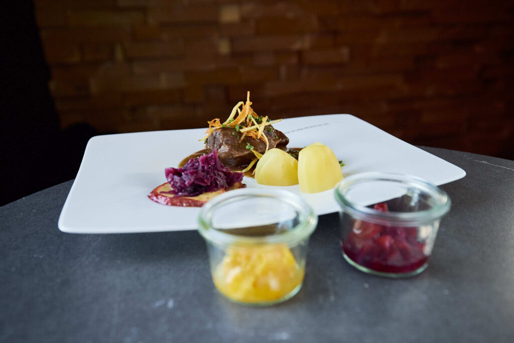 Platz 3: Haus am Vosseberg, Papenburg – Ostfriesischer Snirtjebraten mit Apfelrotkohl und Salzkartoffeln, dazu „Ditjes & Datjes“ eingelegte Rote Bete und Kürbis